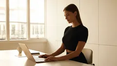 So stärkst du deine Bauchmuskeln unauffällig im Büroalltag