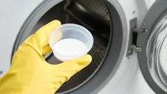 Vergessen Sie Kalk und unangenehme Gerüche. Geben Sie einfach dies in die Trommel, und Ihre Waschmaschine ist wie neu.