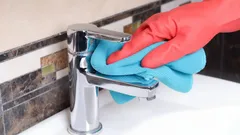 Wie Experten Kalkablagerungen an Wasserhähnen effektiv entfernen und den glänzenden Spiegelglanz langanhaltend bewahren