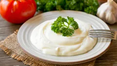 So gelingt hausgemachter Sauerrahm: mit nur zwei Zutaten zum cremigen Genuss