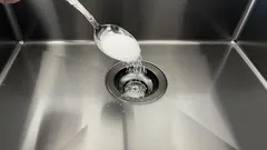 Küchenabfluss verstopft? Das hilft wirklich – ohne Chemie